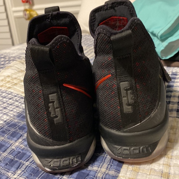Size 7Y Nike Zoom Lebron James shoes - Picture 4 of 6